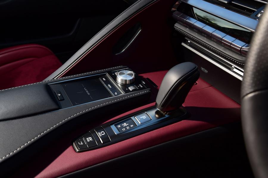 Детали интерьера Lexus LC500h 2017 года  (UK) (фото 11 из 41)